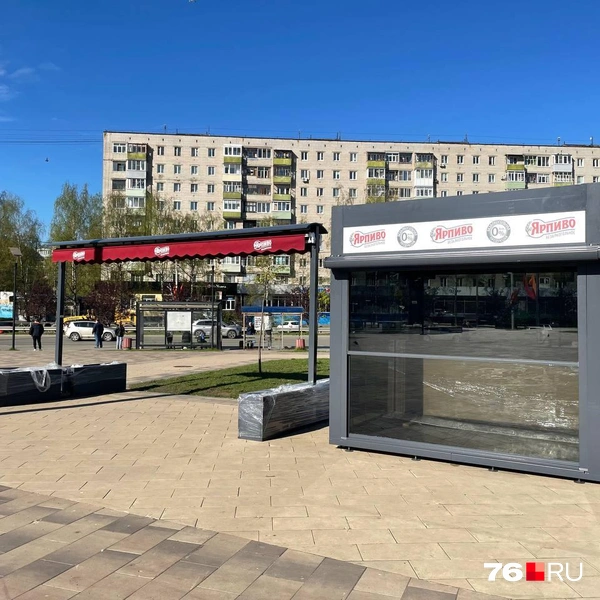 Кроме того, точка продажи еды и напитков организована у сквера на проспекте Машиностроителей | Источник: Кирилл Поверинов / 76.RU
