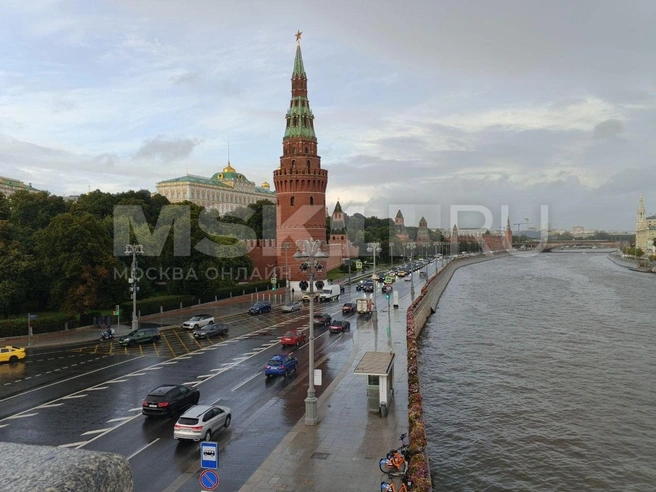Пробка незначительная у Кремлевской набережной | Источник: Арина Майорова / MSK1.RU