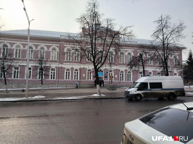 В гимназию Уфы приехала полиция | Источник: Айгиз Гильманов / UFA1.RU