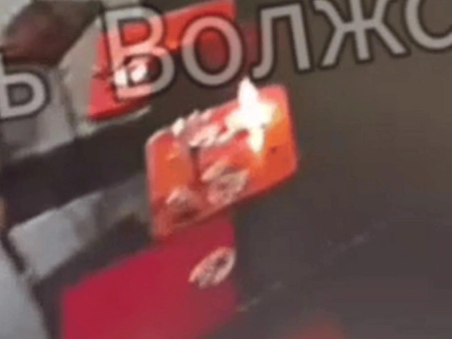 По данным источника, подростки подожгли мусор, оставшийся после приема пищи. | Источник: «Жесть Волжский» / T.me