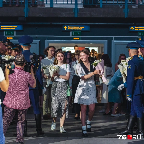 Отличниц и отличников встречали как звезд | Источник: Кирилл Поверинов / 76.RU