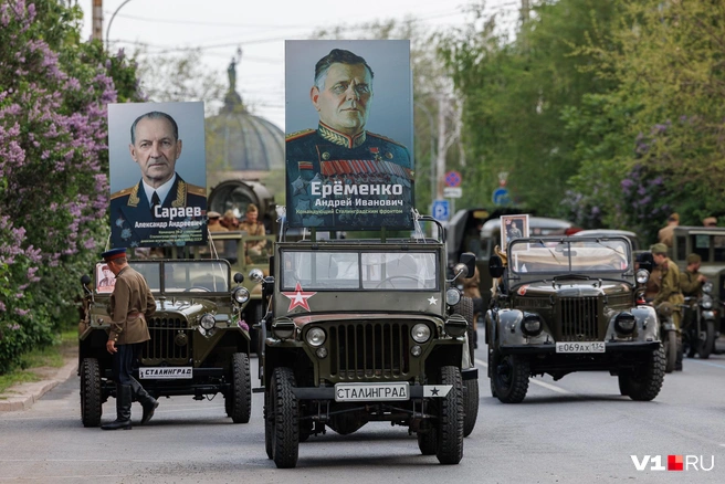 К выезду готовятся автомобили с портретами военачальников | Источник: Алексей Волхонский / V1.RU