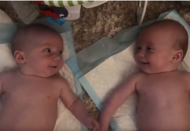 Четырехмесячные близнецы впервые узнают друг друга (умилительное видео)