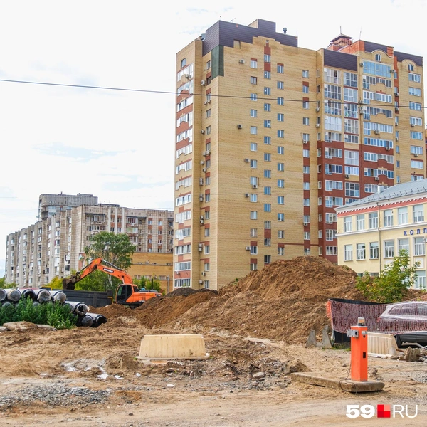 На расширяемом участке со стороны колледжа «Оникс» до сих пор идут подземные работы | Источник: Тимофей Калмаков / 59.RU