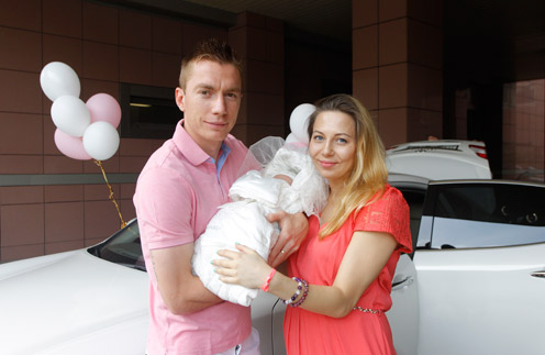 Андрей Семенов и Ольга Филатова с новорожденной дочкой Александрой