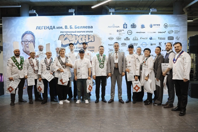 Шефы с фирменными подарками от партнера  | Источник: «Сибагро»