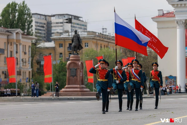На площадь вынесли флаг России и копию Знамени Победы | Источник: Алексей Волхонский / V1.RU