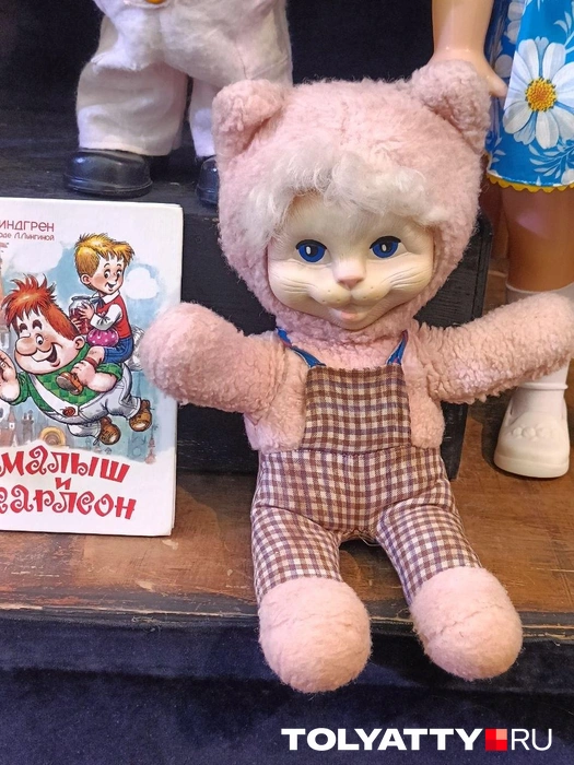 Так выглядели первые мягкие игрушки. Этого котика выпустили в ГДР | Источник: Юлия Дроглева / TOLYATTY.RU