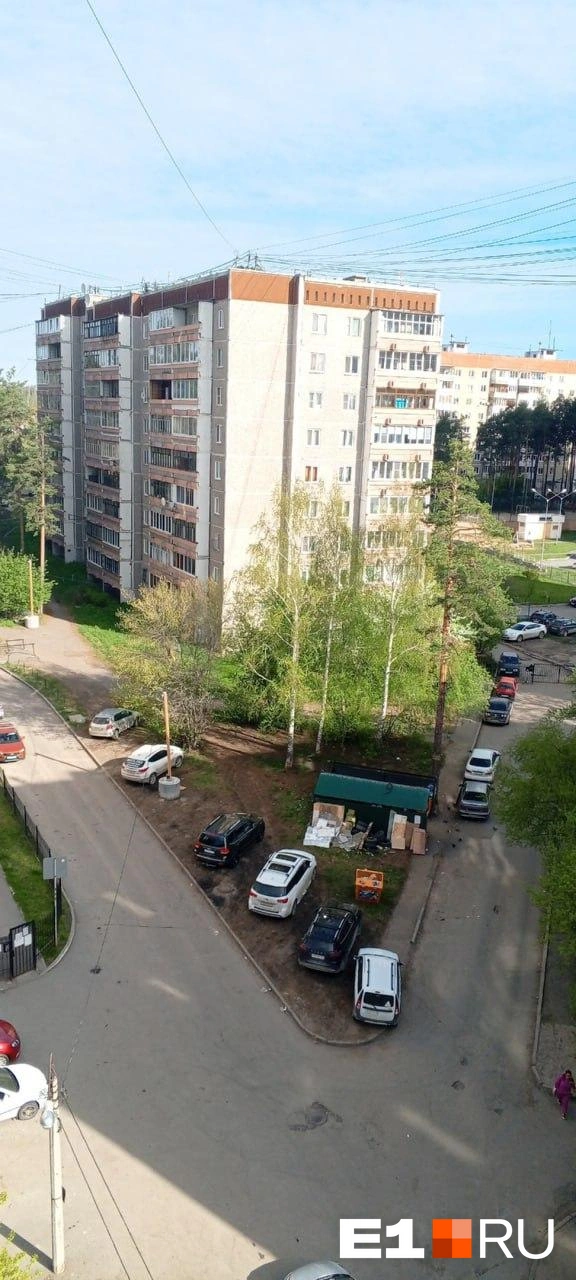Тут собрали «комбо». И часть тротуара перегородили, и на газон встали | Источник: Читатель E1.RU
