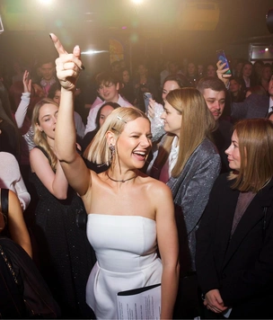 Серебряная роскошь и таинственные предсказания: как прошла Celebrity Party Woman.ru 2025