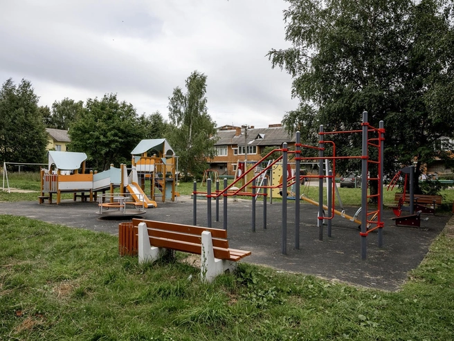 У многоквартирных домов облагородили детскую и спортивную зоны. | Источник: Александр Куренной / 76.RU