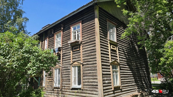 Возле стадиона-парка «Энергетик» три таких дома | Источник: Дарья Никитченко / 45.RU