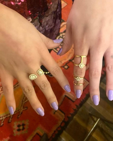 Лавандовые ногти: идея красивого маникюра на весну 2024 от Селены Гомес