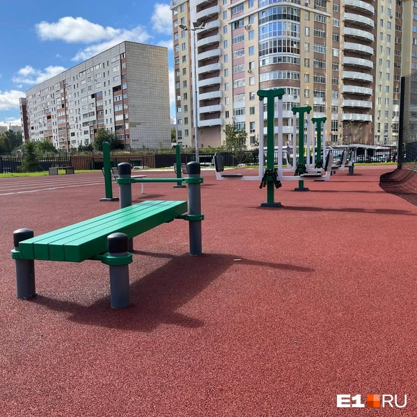 В хорошую погоду можно заниматься на уличных тренажерах | Источник: Яна Ахудзянова / E1.RU