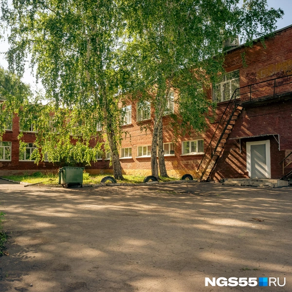 Уютный школьный двор | Источник: Кирилл Башинский / NGS55.RU