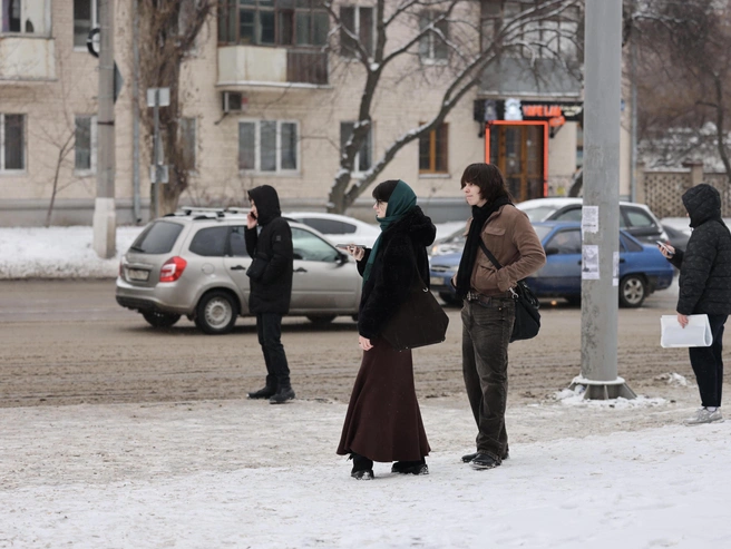 Некоторые пассажиры рассматривают возможность пересадки на автобус. | Источник: Алексей Волхонский / V1.RU