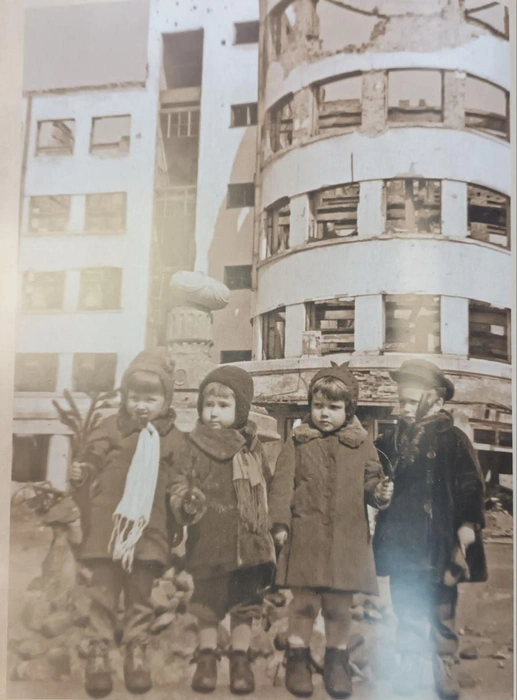 Разрушенное немецкой авиацией в 1942 г. здание Архангельского лесотехнического института | Источник: «Архангельск: век минувший. Страницы истории фотолетописи города» (Архангельск, 2009)