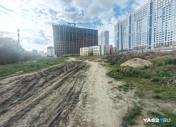 Новые дома окружают старые дороги или их полное отсутствие | Источник: Кристина Мельникова / YA62.RU