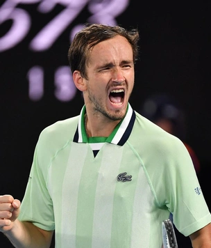 У Даниила Медведева сдали нервы, и он наорал на судью в полуфинале Australian Open: «Ты тупой?»