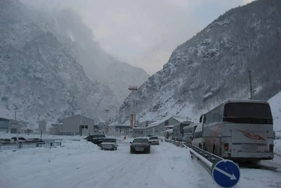 Очередь грузовиков в Верхнем Ларсе растянулась на километры
