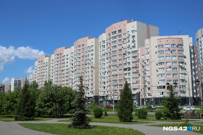 Наш корреспондент побывал во дворе, где жил клан Рычковых | Источник: Игорь Епифанцев / NGS42.RU