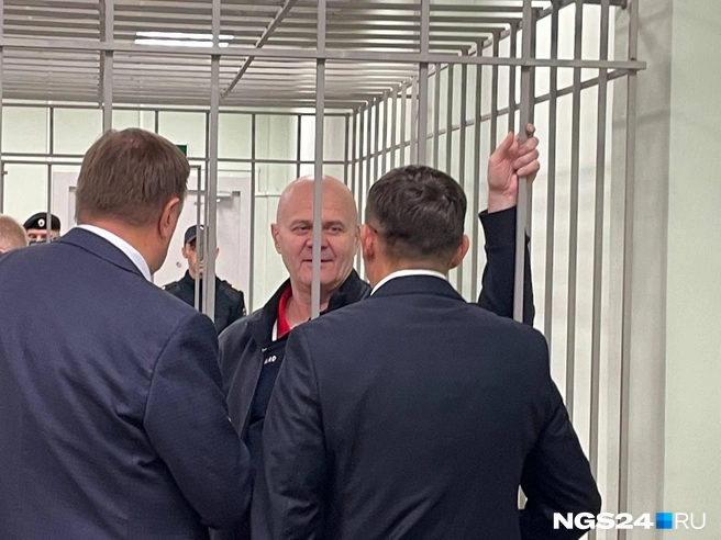 Если оценивать уровень адвокатов Логинова по их костюмам, то он нанял хороших | Источник: Дмитрий Мамаев / NGS24.RU