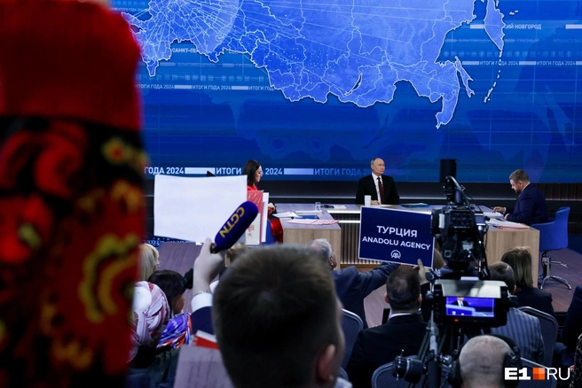 Все в ожидании начала пресс-конференции | Источник: Артем Устюжанин / MSK1.RU