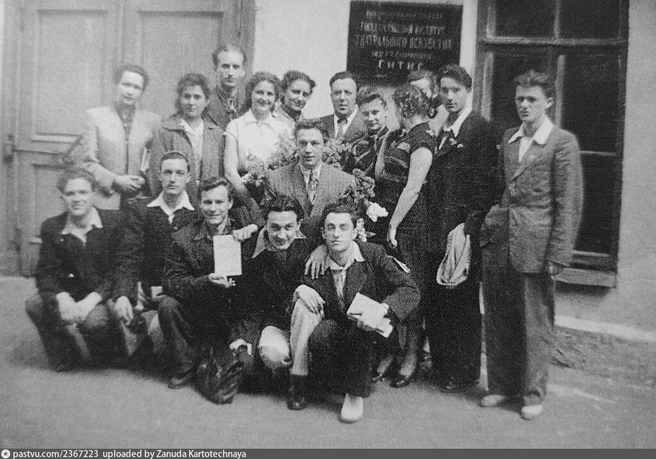 Выпускники ГИТИСа 1955 года, снизу справа — режиссер Марк Захаров | Источник: Захаров М. А. Ленком — мой дом. Лицедейство без фарисейства. — М.: Издательство «Э», 2016