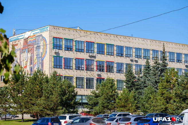 Само здание немного обновили, заменив окна | Источник: Булат Салихов / UFA1.RU