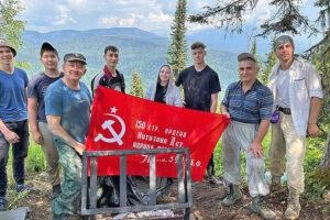 Волонтёры из Новокузнецка и Междуреченска провели работы по установке металлического основания и заливке фундамента | Источник: kuzrab.ru