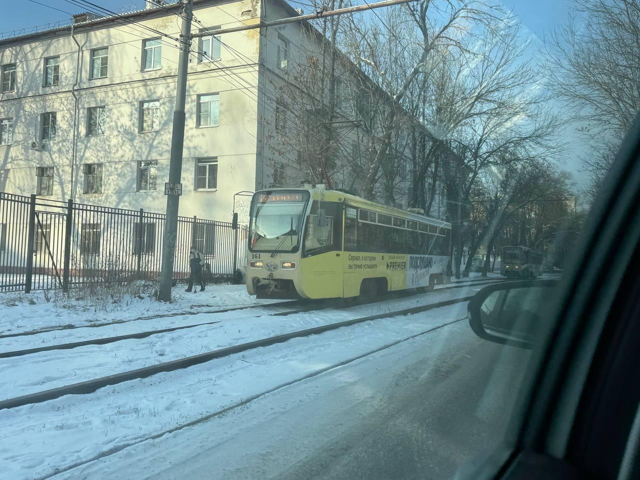 «Пять штук насчитала»: в центре Ярославля встали трамваи. Что случилось