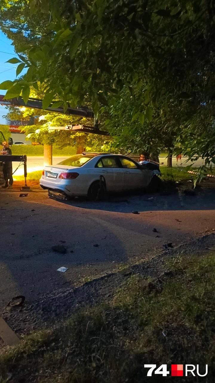  Возможно, Mercedes от удара врезался в дерево  | Источник: читатель 74.RU