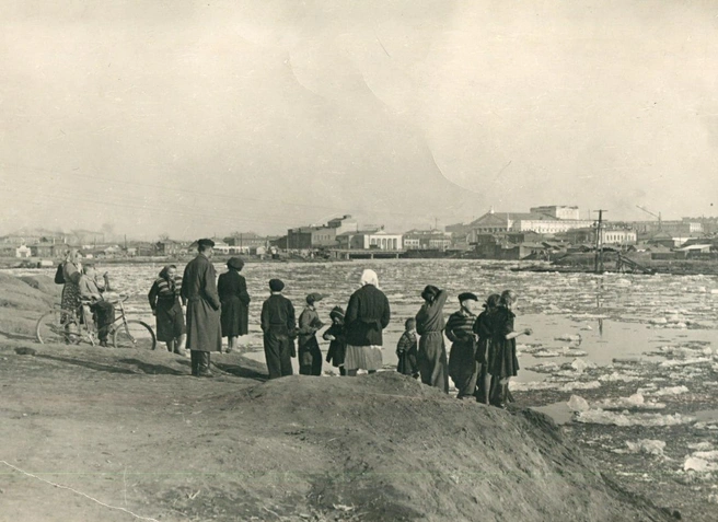 1950 год. Горожане смотрят на ледоход на реке Миасс. Вид с левого берега на центральную часть Челябинска  | Источник: фонды ОГАЧО 