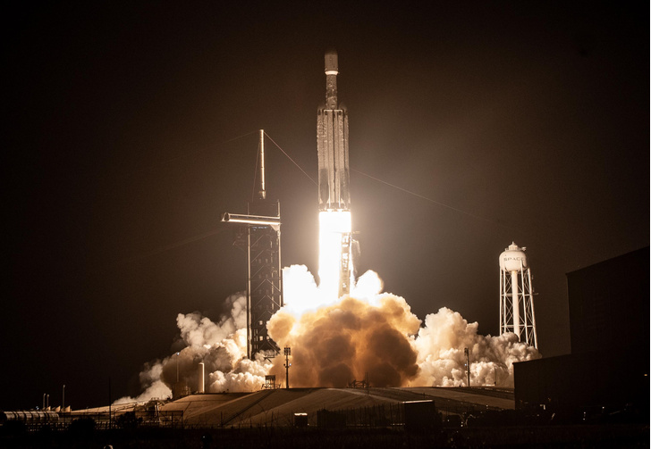 Компания SpaceX вывела на орбиту самый тяжелый коммерческий спутник