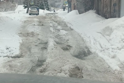 Новосибирск утопает в грязи: пешеходные пробки на тротуарах