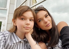 А девочка созрела: 14-летняя дочь Кати Жужи позирует в маленьком черном платье