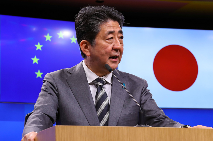 Выстрел в спину: кем был политик Синдзо Абэ, и почему его не удалось спасти