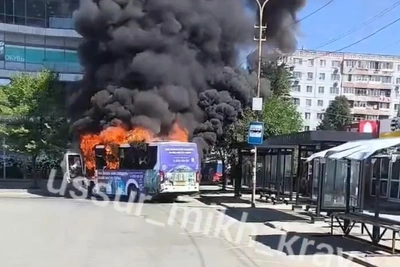 В центре Артема загорелся пассажирский автобус