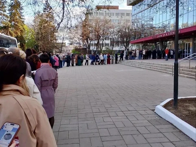 Саратовцы выстроились в очередь у театральной кассы за билетами на гастрольные спектакли НЭТа | Источник: НЭТ