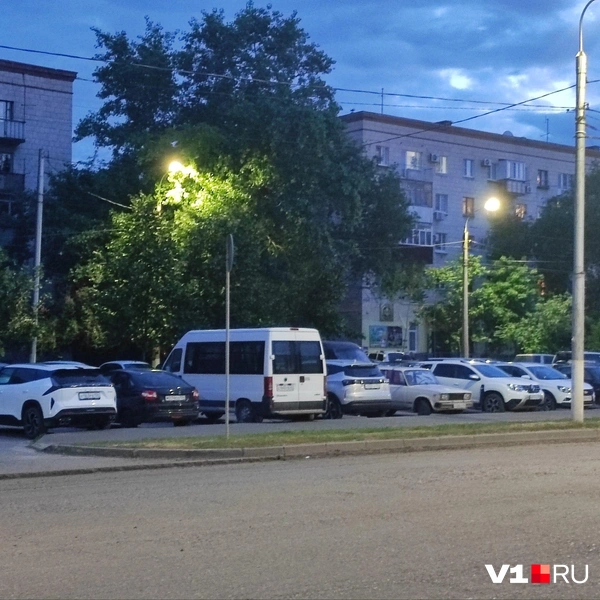 Вдоль 7-й Гвардейской не было ни единого свободного места | Источник: Денис Паустовский / V1.RU