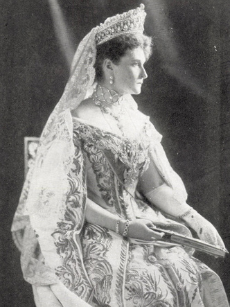 Сокровища Романовых: самые роскошные коронационные платья российских императриц, от которых захватывает дух