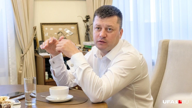 День мэра Уфы начинается в 6 утра, ложиться спать он старается не позже 11 вечера | Источник: Булат Салихов / UFA1.RU