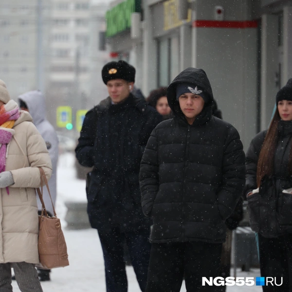 Молодежь предпочитает одеваться в черные цвета  | Источник: Евгений Софийчук / NGS55.RU