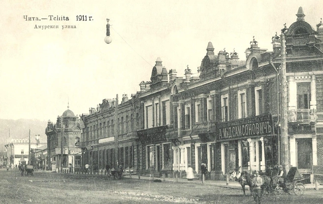 Открытка 1911 года. Справа на переднем плане — вход в современный кинотеатр «Центавр». Слева на заднем плане — доходный дом Бадмаева, бывшее здание травмпункта | Источник: «Чита — фото из прошлого» / VK