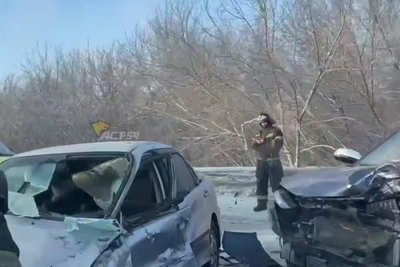 High-speed crash: crossover hits Honda in Novosibirsk, ambulance on scene