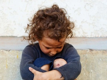 Жительница Подмосковья обнаружила в своем погребе шестерых детей-маугли – видео