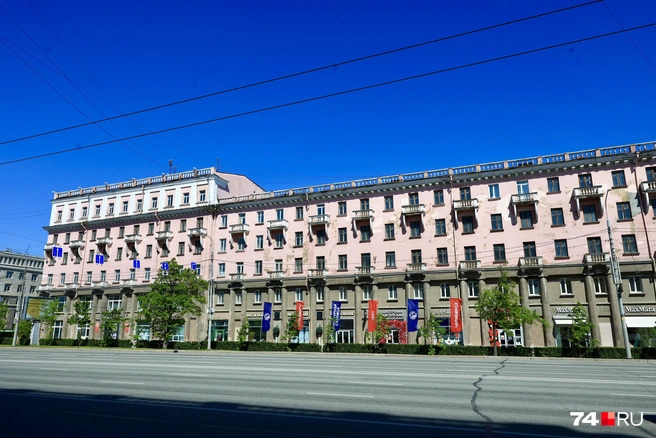 Здание находится в самом центре Челябинска на проспекте Ленина и привлекает взгляды своей яркой архитектурой, но его состояние давно вызывает вопросы | Источник: Михаил Шилкин