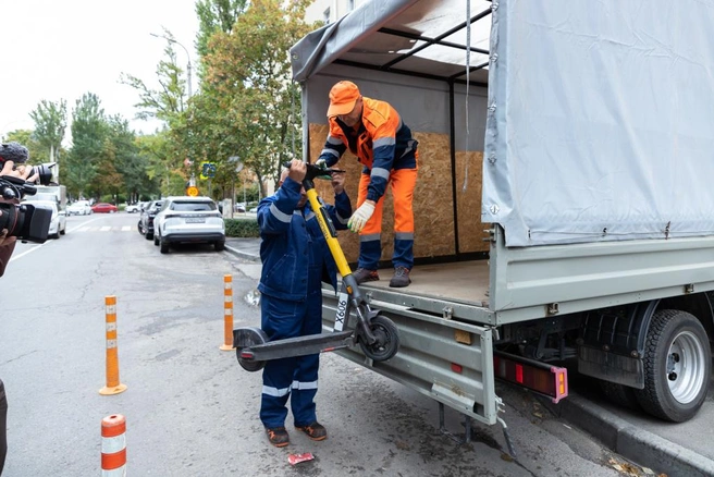 Сотрудники межведомственной группы вывезли на спецплощадку более 30 самокатов | Источник: Пресс-служба Администрации Ростова