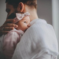 Улыбается и ищет родителей глазами: 7 признаков того, что младенец вас любит