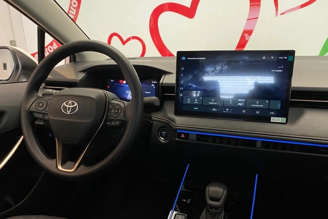 Toyota не изменяет себе: интерьер нарочито простой | Источник: auto.ru / Рольф Кубань